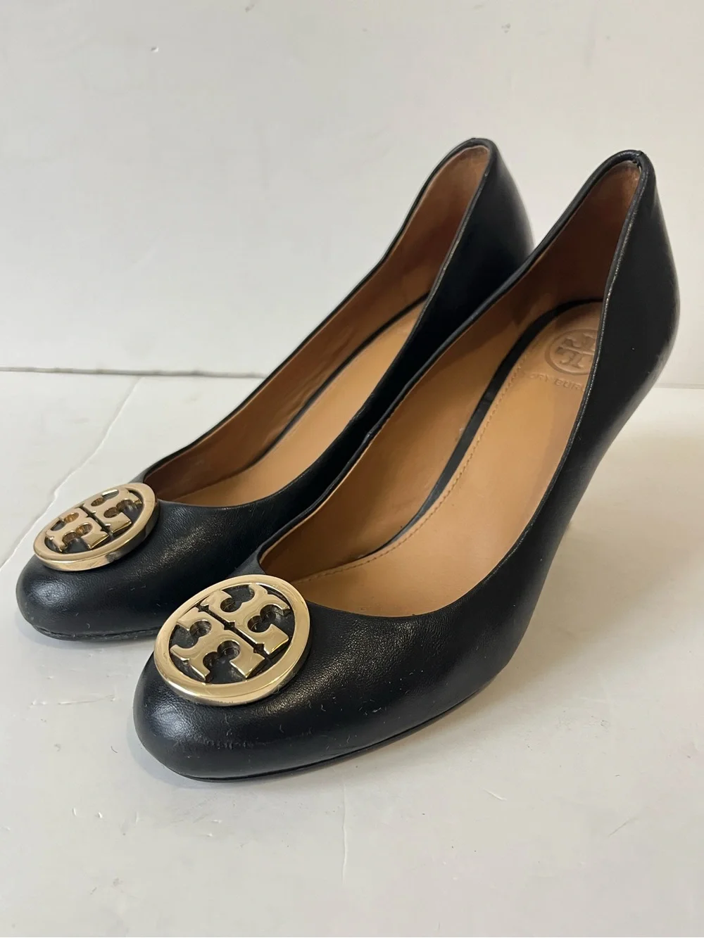 Tory Burch Black Leather logo Gold Emblem Wedge Pumps size 5